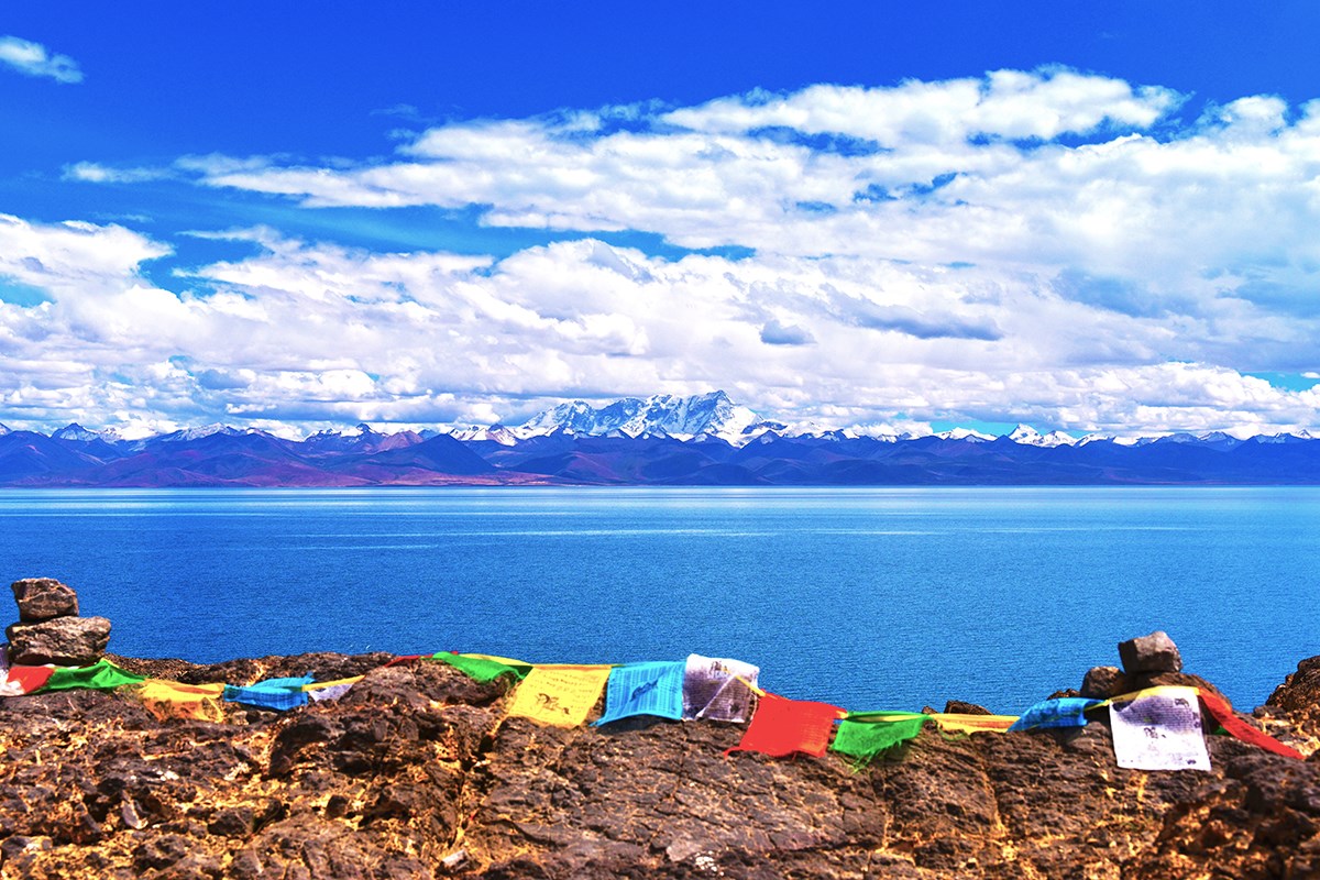 Nam Tso and Nianqingtanggula Mountain | Photo by Liu Bin